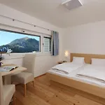Dorfvilla - Includes Tauern Kaprun Wellness Access 13 Km Away Гостевой дом 3*