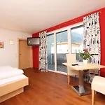 Гостевой дом Dorfvilla - Includes Tauern Kaprun Wellness Access 13 Km Away 3*